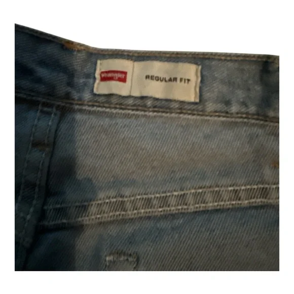 Wrangler Blue Relaxed Fit Jeans Versatile Comfort Light Blue 36x32 farm, rodeo - Picture 4 of 5